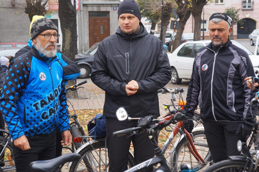 Pojechali miejscami pamięci. Rajd Rowerowy na 100 lecie odzyskania Niepodległości. [zdjęcia]