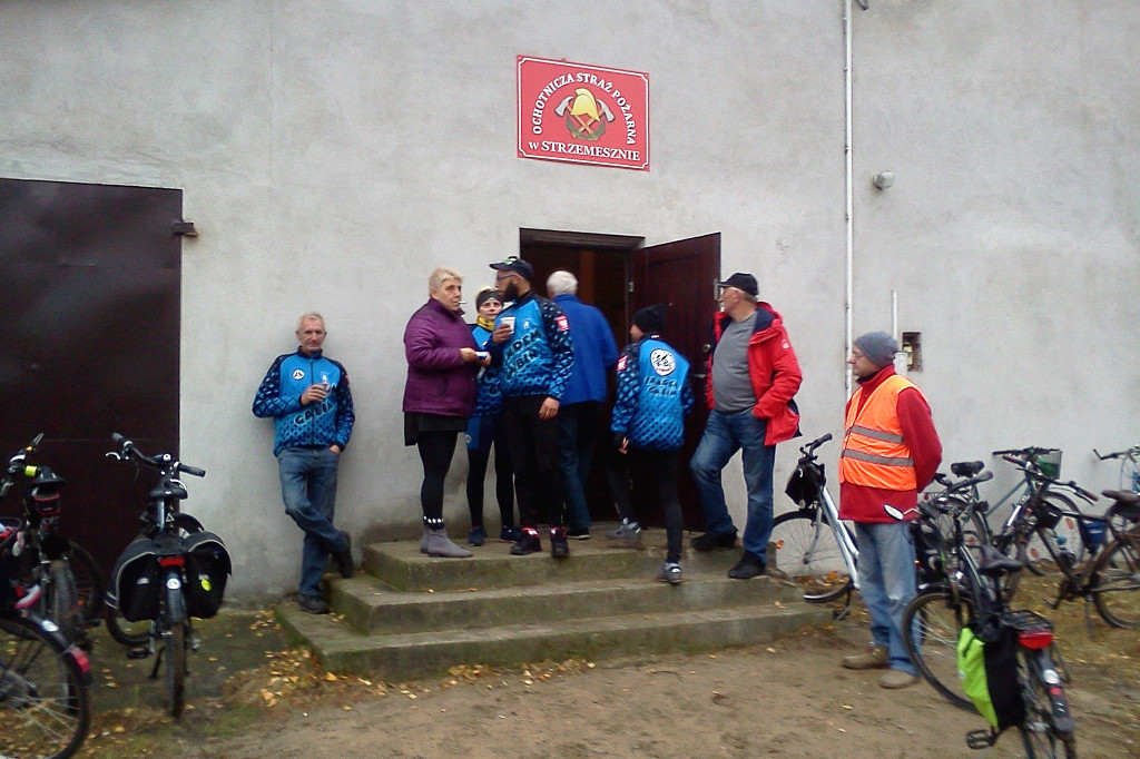 Pojechali miejscami pamięci. Rajd Rowerowy na 100 lecie odzyskania Niepodległości. [zdjęcia]