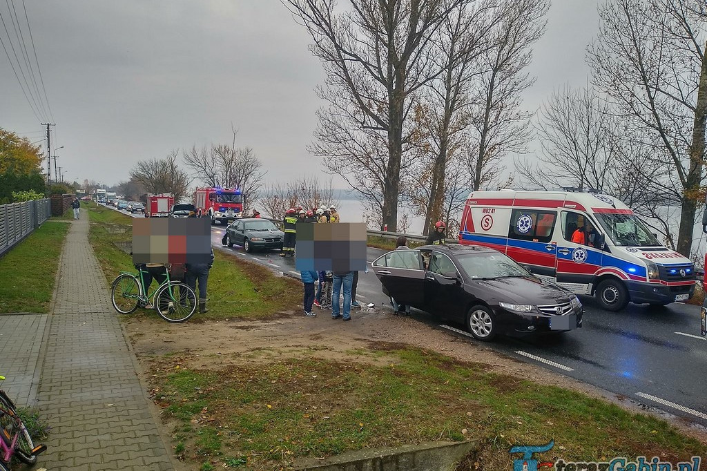 Uwaga kierowcy. Na drogach ślisko. W Woli Brwileńskiej zderzyły się trzy samochody [zdjęcia]
