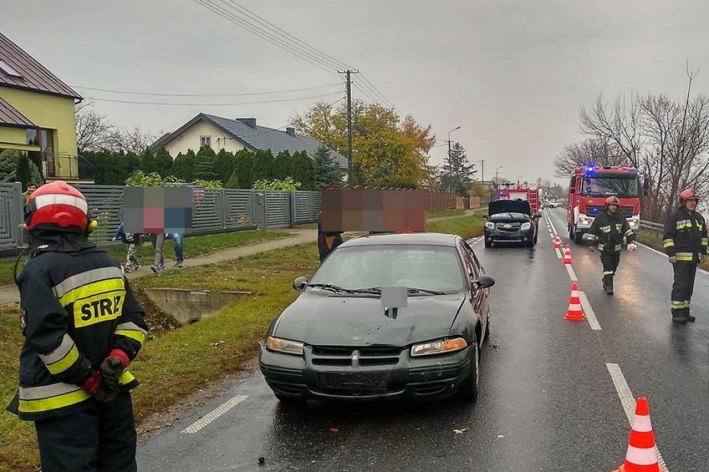 Uwaga kierowcy. Na drogach ślisko. W Woli Brwileńskiej zderzyły się trzy samochody [zdjęcia]