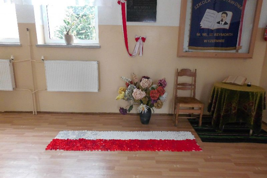 Szkoła w Czermnie pobiła rekord dla Niepodległej [zdjęcia]