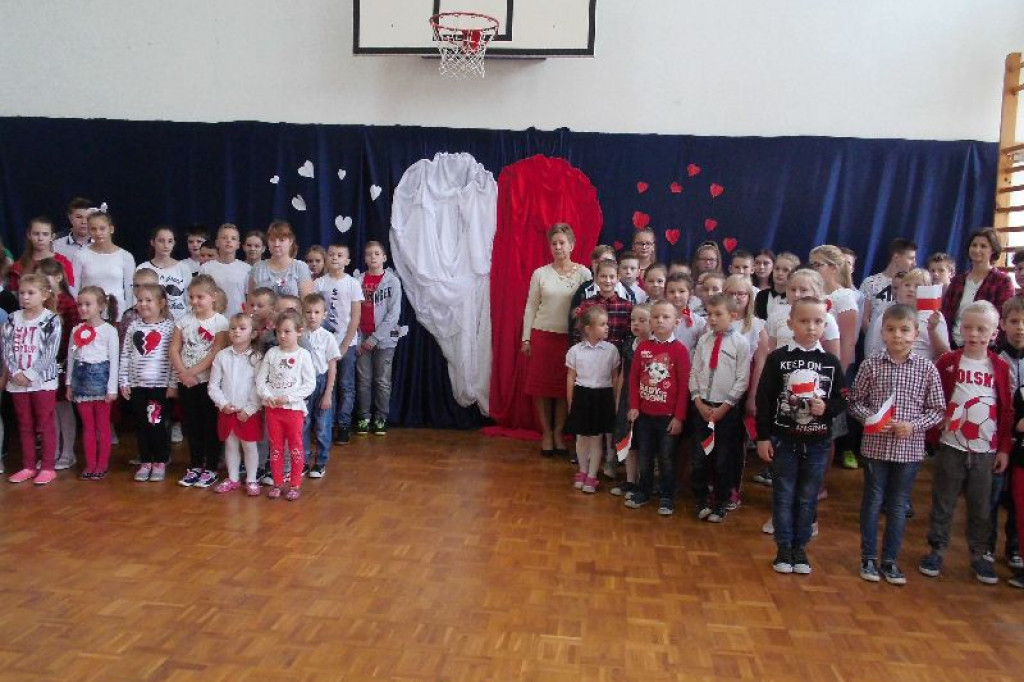 Szkoła w Czermnie pobiła rekord dla Niepodległej [zdjęcia]