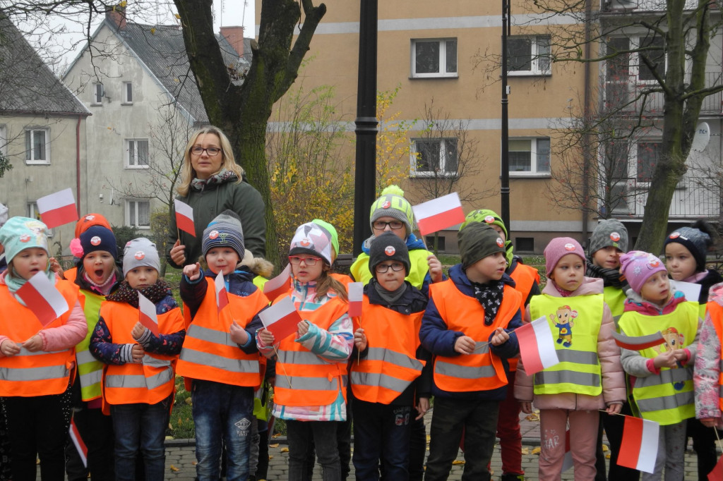 Przedszkolaki z Gąbina przeszły przez Gąbina wielką, biało-czerwoną paradą [zdjęcia]