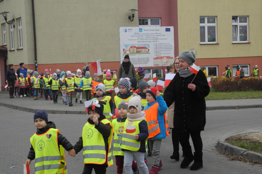 Przedszkolaki z Gąbina przeszły przez Gąbina wielką, biało-czerwoną paradą [zdjęcia]