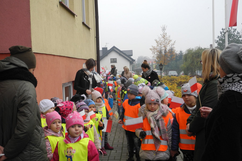 Przedszkolaki z Gąbina przeszły przez Gąbina wielką, biało-czerwoną paradą [zdjęcia]