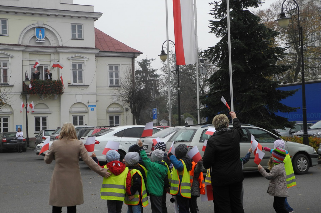 Przedszkolaki z Gąbina przeszły przez Gąbina wielką, biało-czerwoną paradą [zdjęcia]