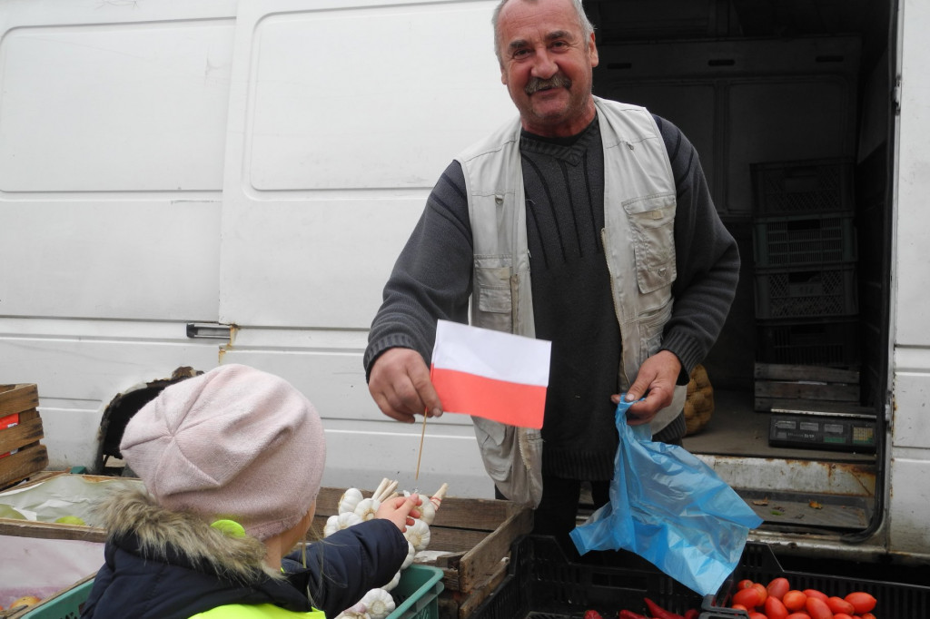 Przedszkolaki z Gąbina przeszły przez Gąbina wielką, biało-czerwoną paradą [zdjęcia]