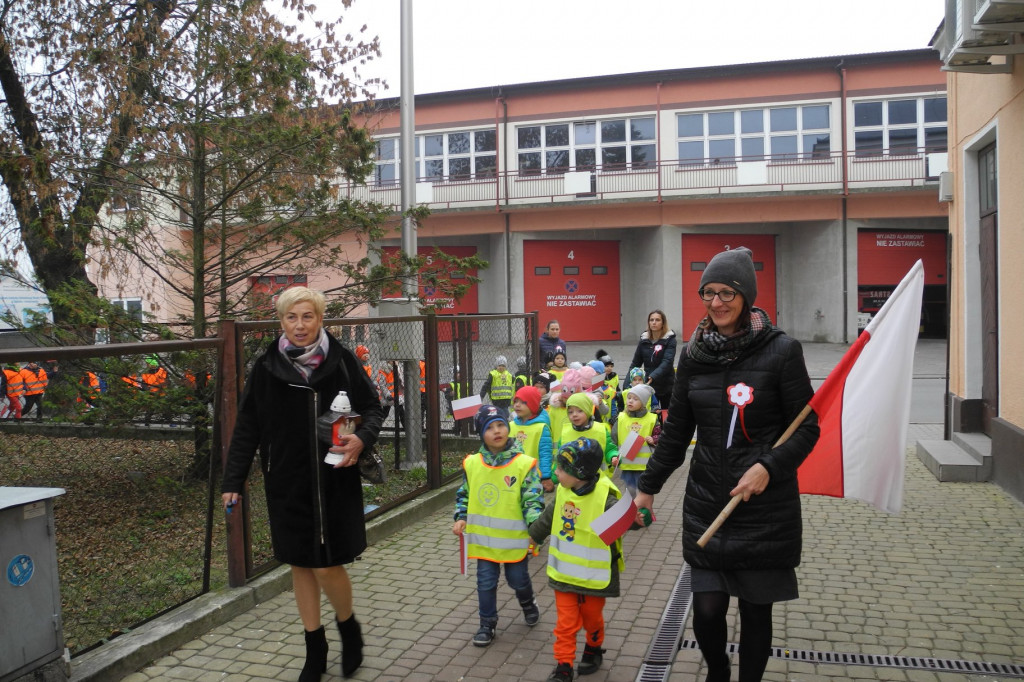 Przedszkolaki z Gąbina przeszły przez Gąbina wielką, biało-czerwoną paradą [zdjęcia]