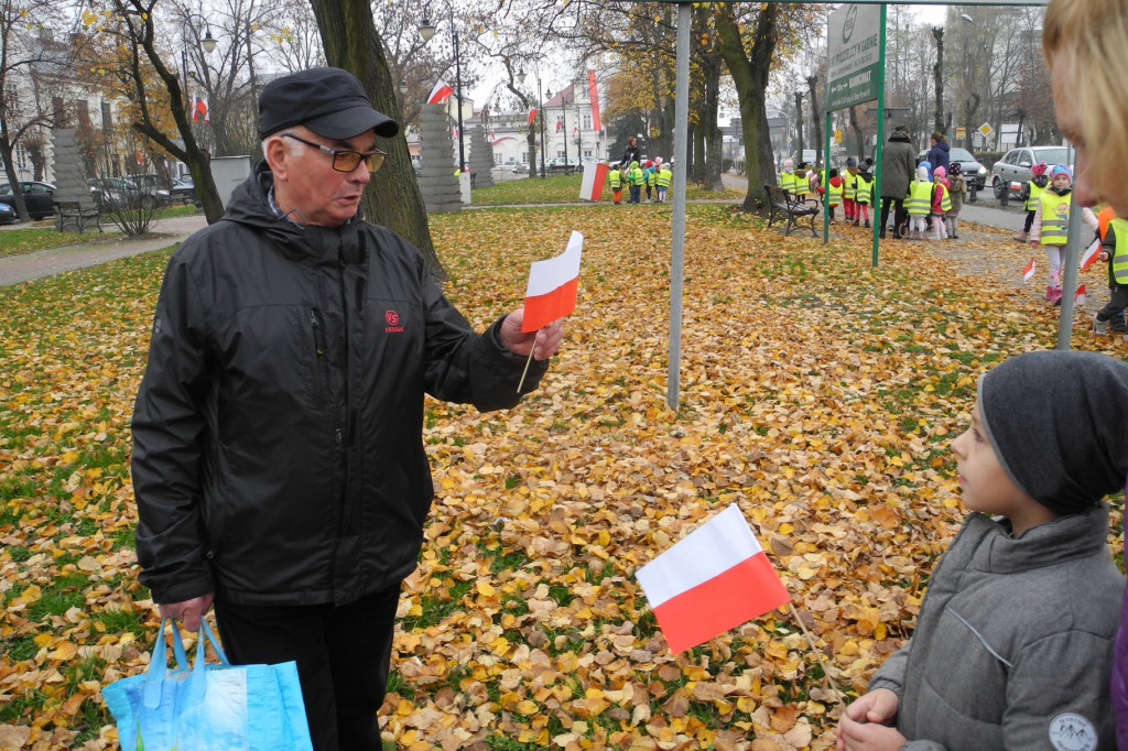 Przedszkolaki z Gąbina przeszły przez Gąbina wielką, biało-czerwoną paradą [zdjęcia]