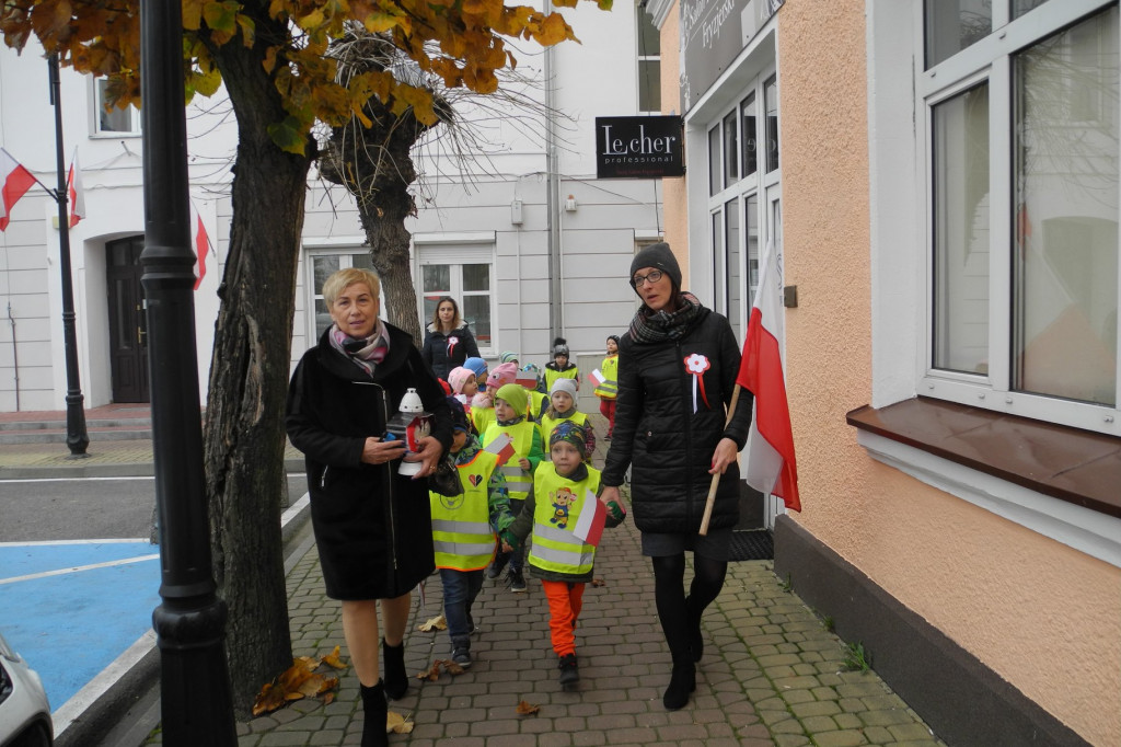 Przedszkolaki z Gąbina przeszły przez Gąbina wielką, biało-czerwoną paradą [zdjęcia]