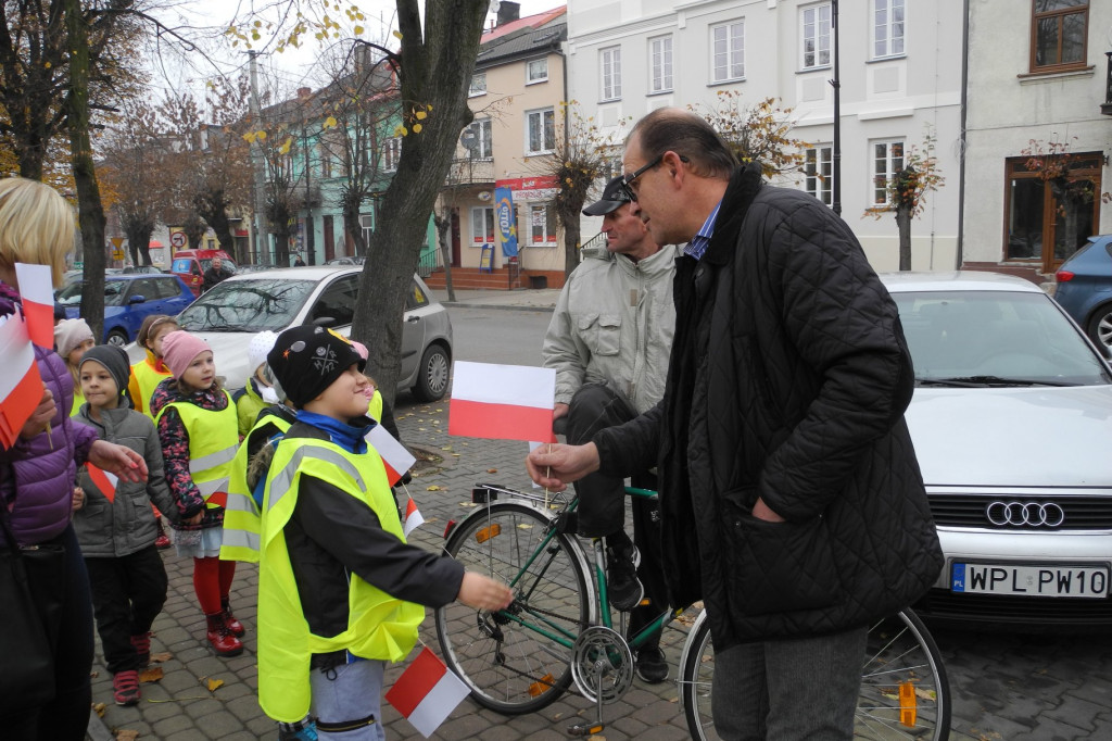 Przedszkolaki z Gąbina przeszły przez Gąbina wielką, biało-czerwoną paradą [zdjęcia]