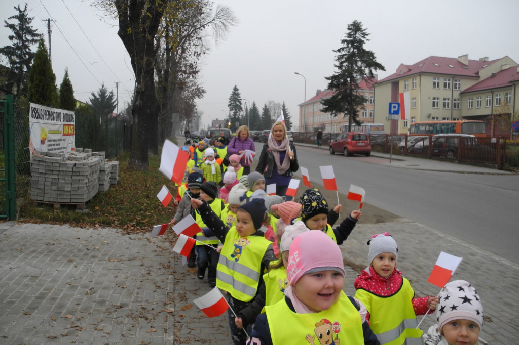 Przedszkolaki z Gąbina przeszły przez Gąbina wielką, biało-czerwoną paradą [zdjęcia]