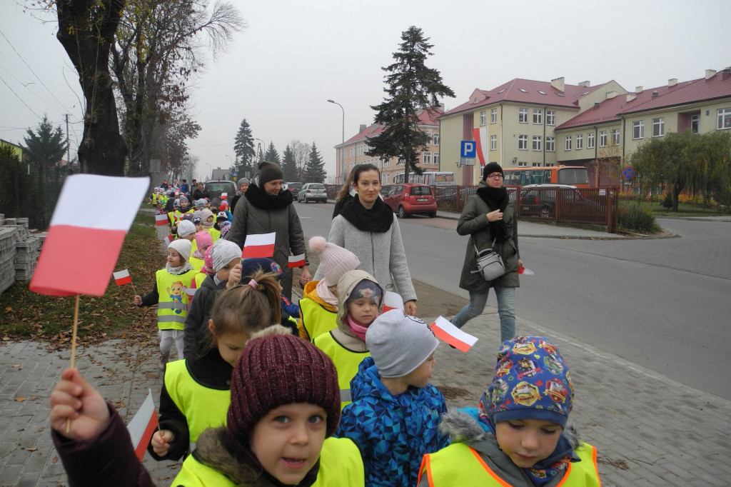 Przedszkolaki z Gąbina przeszły przez Gąbina wielką, biało-czerwoną paradą [zdjęcia]