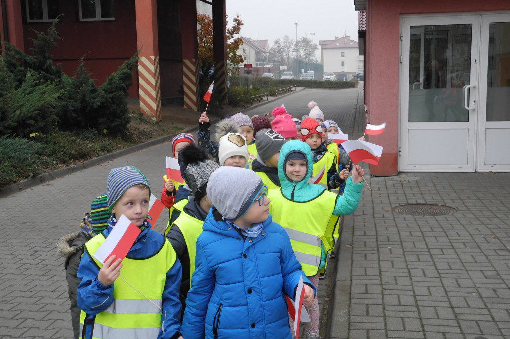 Przedszkolaki z Gąbina przeszły przez Gąbina wielką, biało-czerwoną paradą [zdjęcia]