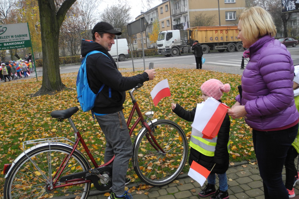 Przedszkolaki z Gąbina przeszły przez Gąbina wielką, biało-czerwoną paradą [zdjęcia]