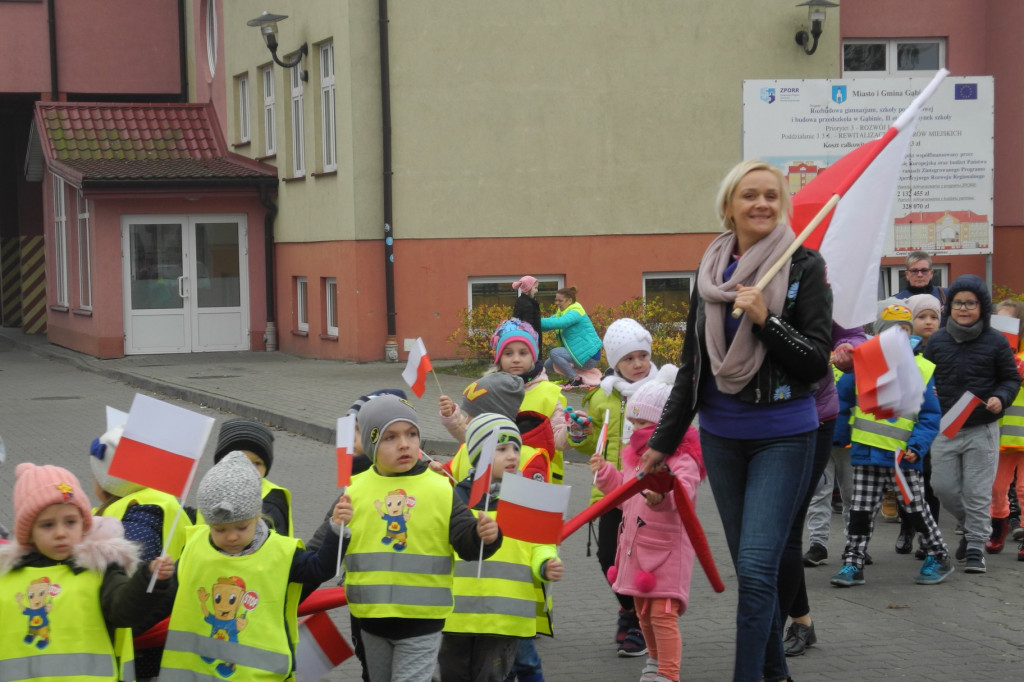 Przedszkolaki z Gąbina przeszły przez Gąbina wielką, biało-czerwoną paradą [zdjęcia]