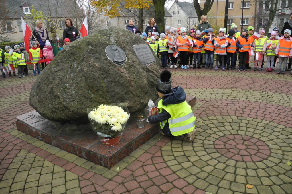 Przedszkolaki z Gąbina przeszły przez Gąbina wielką, biało-czerwoną paradą [zdjęcia]