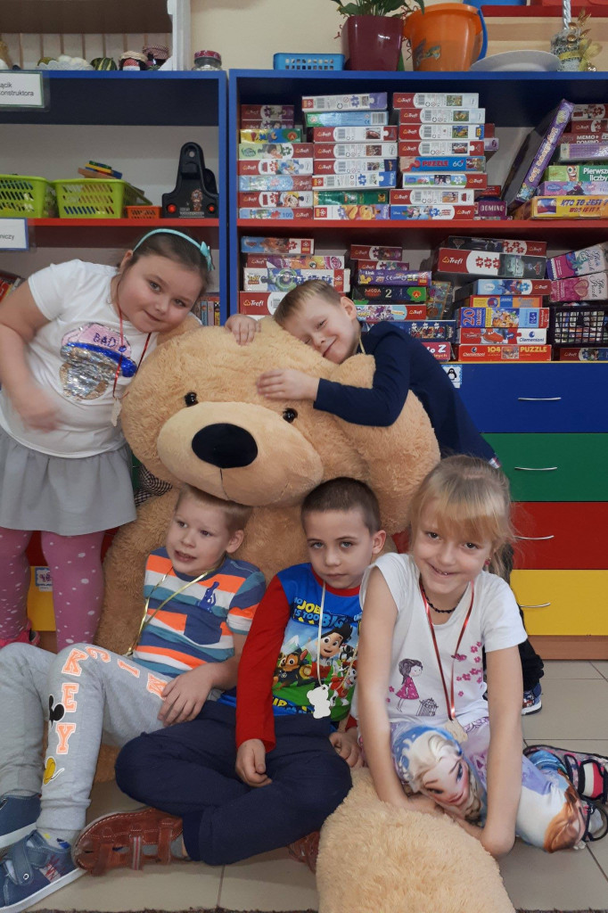 Wylicytuj wielkiego misia i pomóż Lence.