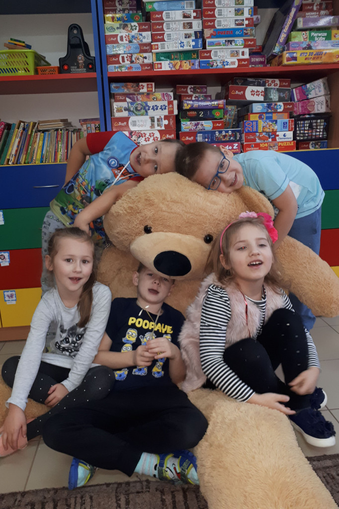 Wylicytuj wielkiego misia i pomóż Lence.