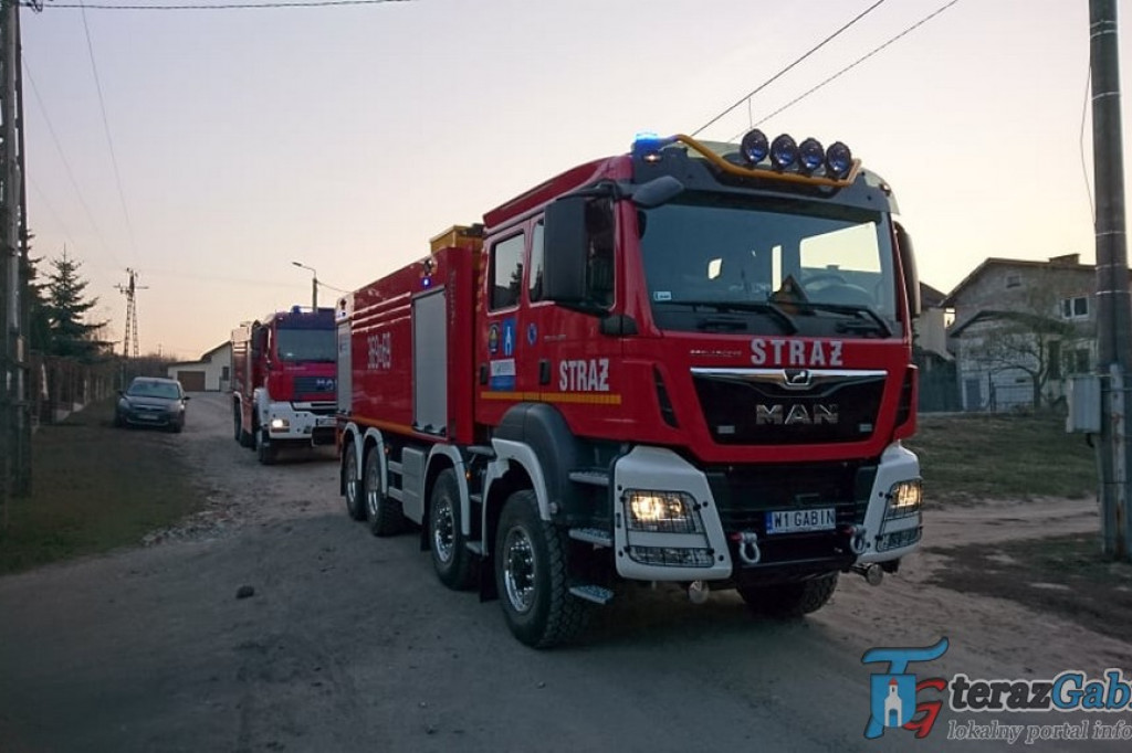 Paliło się w piwnicy. Pożar szybko opanowali strażacy. [zdjęcia]