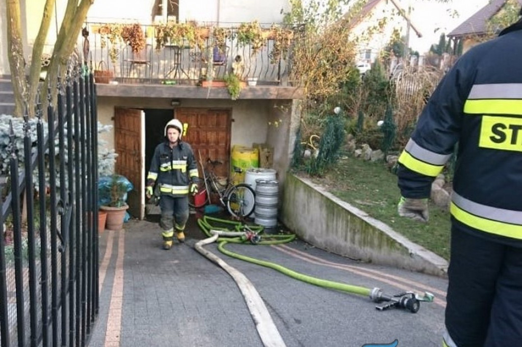 Paliło się w piwnicy. Pożar szybko opanowali strażacy. [zdjęcia]