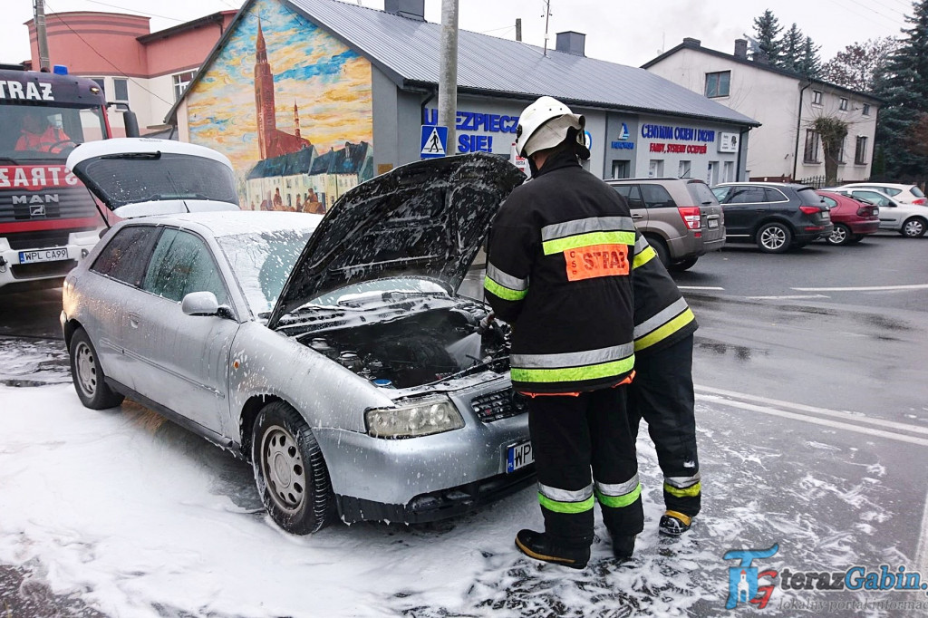 Pożar samochodu przy Urzędzie Gminy. [zdjęcia]