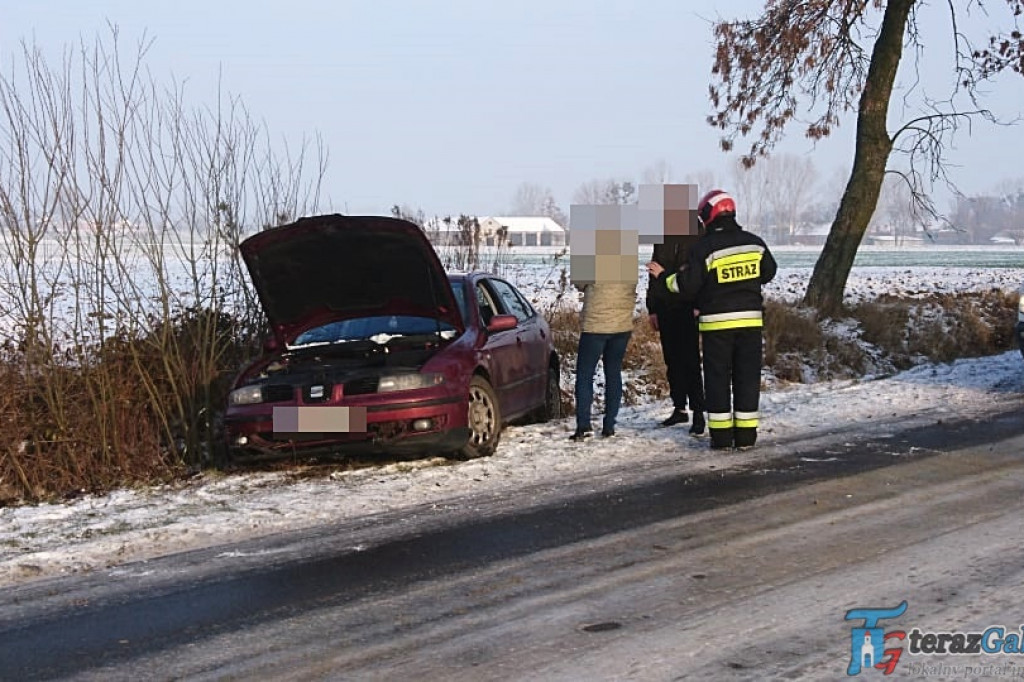Zderzenie aut w Czermnie. Na drodze totalna ślizgawka. [zdjęcia]