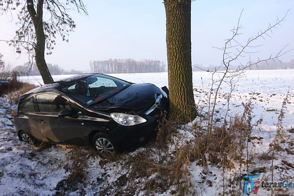 Zderzenie aut w Czermnie. Na drodze totalna ślizgawka. [zdjęcia]