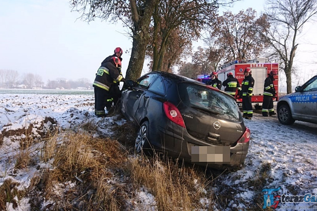 Zderzenie aut w Czermnie. Na drodze totalna ślizgawka. [zdjęcia]