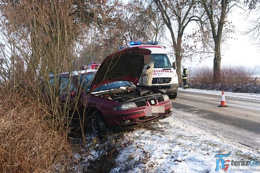 Zderzenie aut w Czermnie. Na drodze totalna ślizgawka. [zdjęcia]