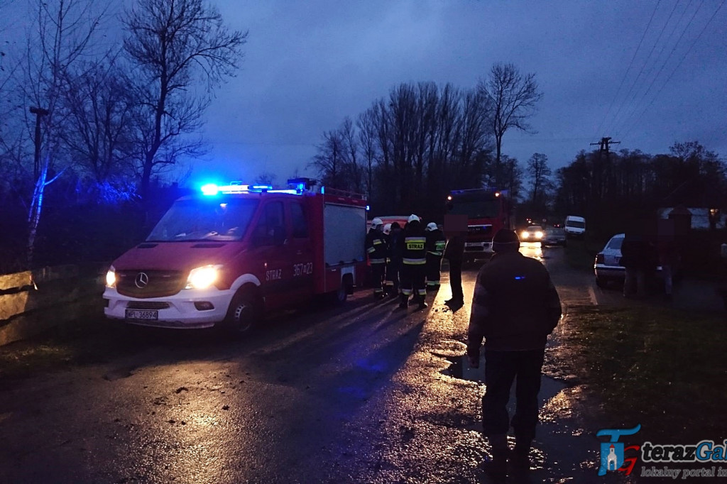 Akcja służb w Topólnie. W stawie znaleziono zwłoki mężczyzny [zdjęcia]