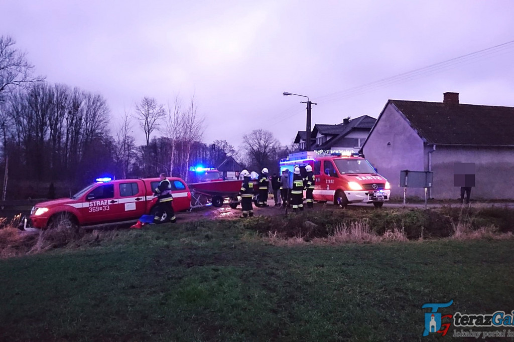 Akcja służb w Topólnie. W stawie znaleziono zwłoki mężczyzny [zdjęcia]