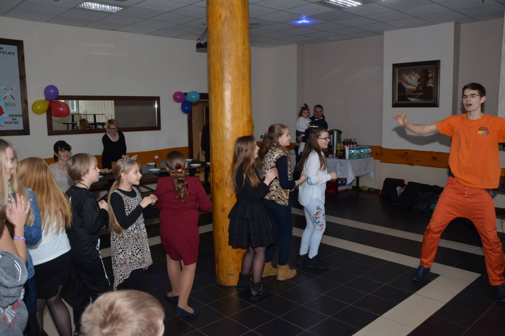 W Topólnie odbyła się zabawa karnawałowa. Młodzi strażacy mają nowe mundury. [zdjęcia]