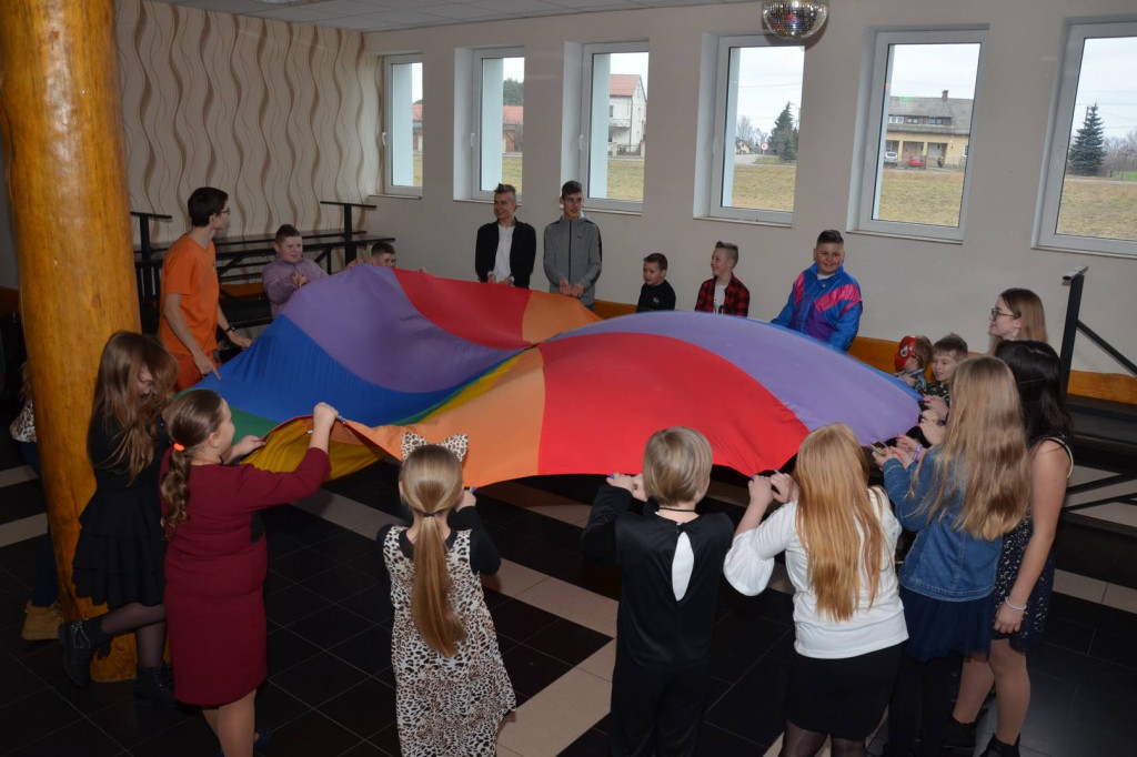 W Topólnie odbyła się zabawa karnawałowa. Młodzi strażacy mają nowe mundury. [zdjęcia]