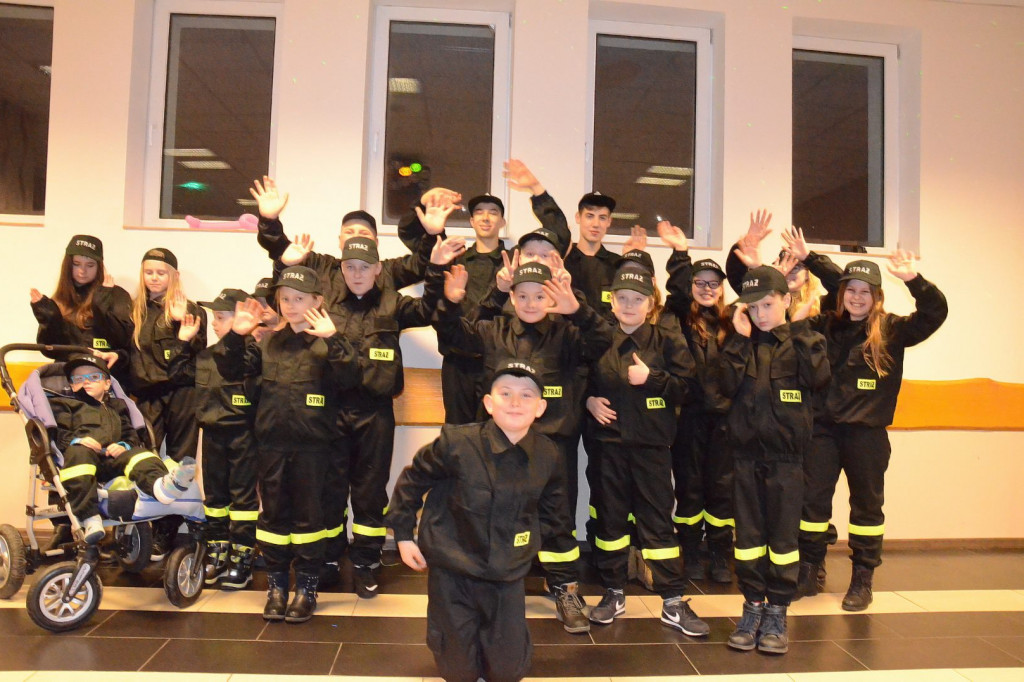 W Topólnie odbyła się zabawa karnawałowa. Młodzi strażacy mają nowe mundury. [zdjęcia]