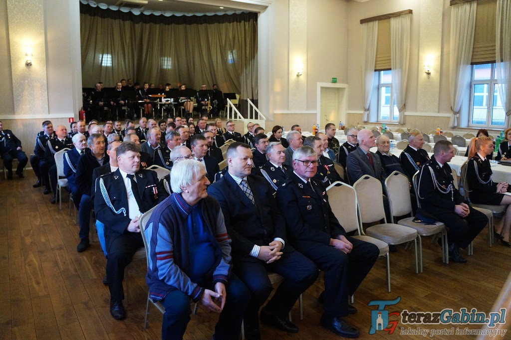 Strażacy z Gąbina podsumowali miniony rok. Oficjalnie otrzymali specjalistyczny sprzęt. [zdjęcia]
