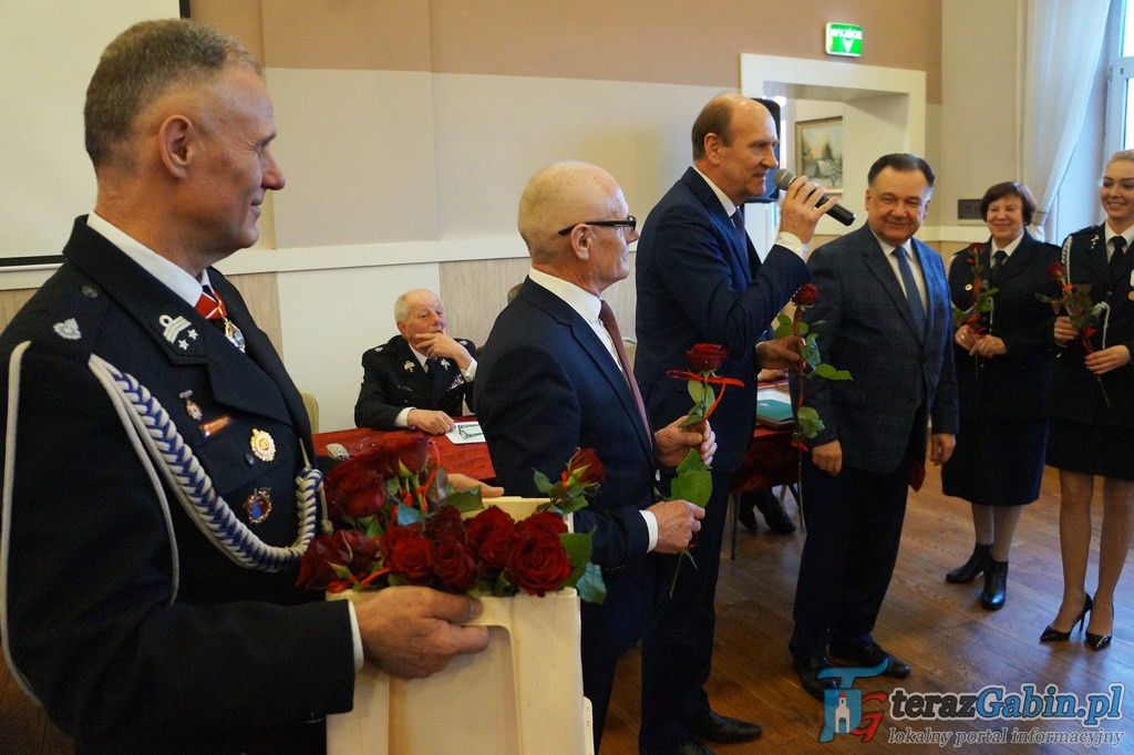 Strażacy z Gąbina podsumowali miniony rok. Oficjalnie otrzymali specjalistyczny sprzęt. [zdjęcia]