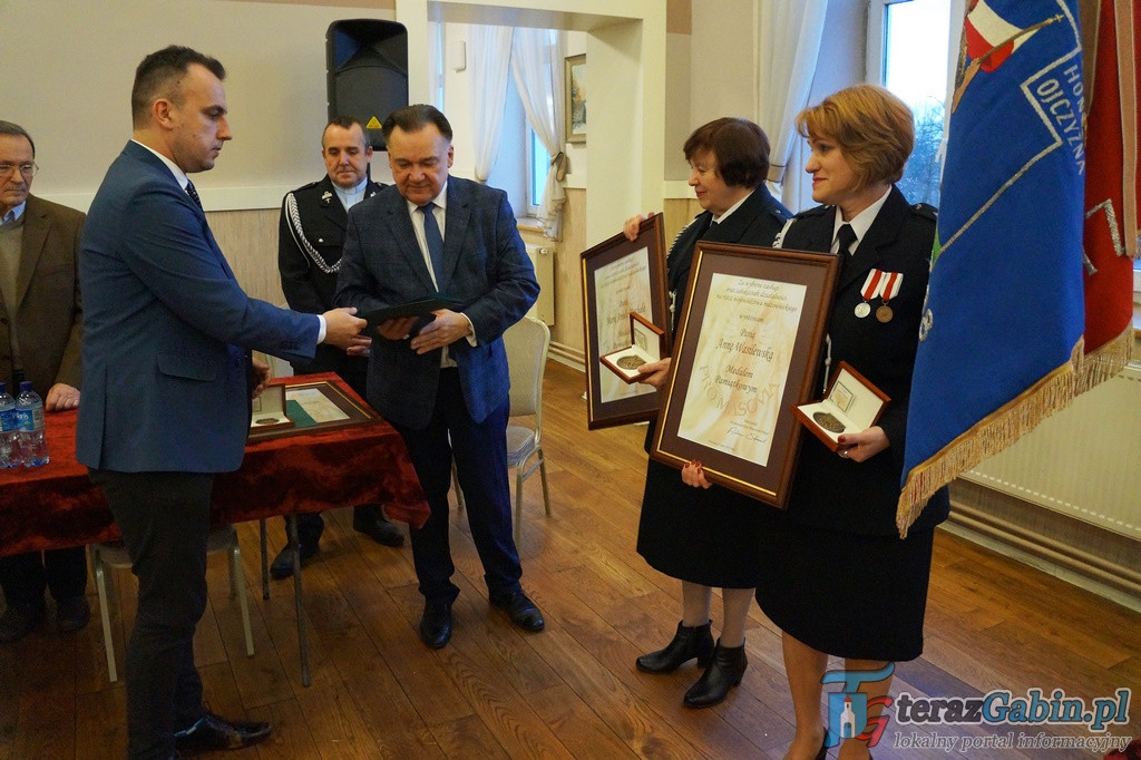 Strażacy z Gąbina podsumowali miniony rok. Oficjalnie otrzymali specjalistyczny sprzęt. [zdjęcia]