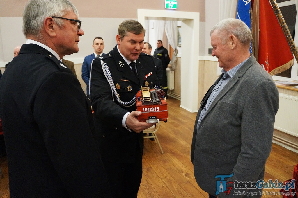 Strażacy z Gąbina podsumowali miniony rok. Oficjalnie otrzymali specjalistyczny sprzęt. [zdjęcia]