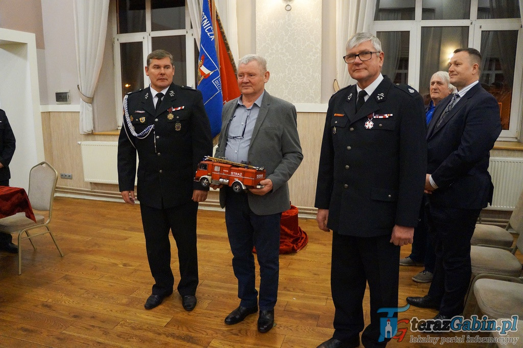 Strażacy z Gąbina podsumowali miniony rok. Oficjalnie otrzymali specjalistyczny sprzęt. [zdjęcia]