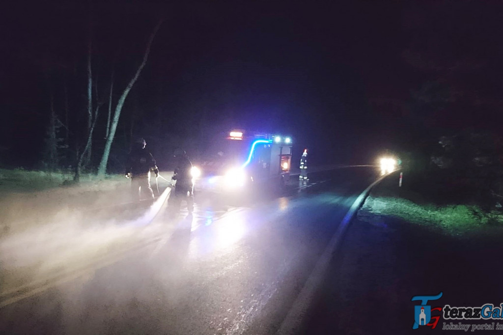Popsuł się autobus i wyciekał z niego płyn. Strażacy usuwali plamę o długości kilku kilometrów.