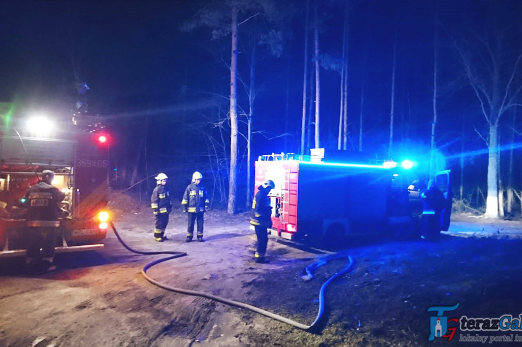Popsuł się autobus i wyciekał z niego płyn. Strażacy usuwali plamę o długości kilku kilometrów.