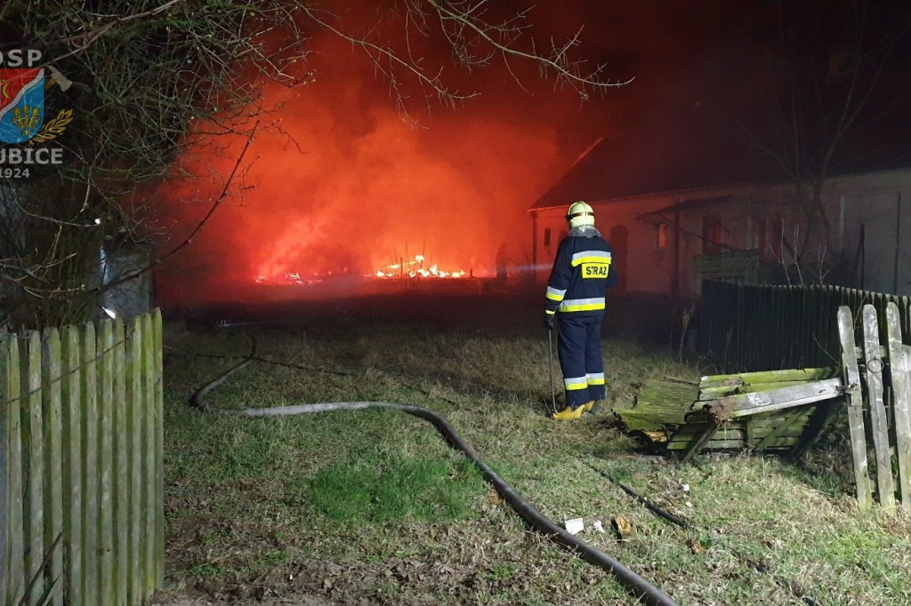 W Słubicach paliła się stodoła i budynek gospodarczy. Pomagali strażacy z Gąbina. [zdjęcia]