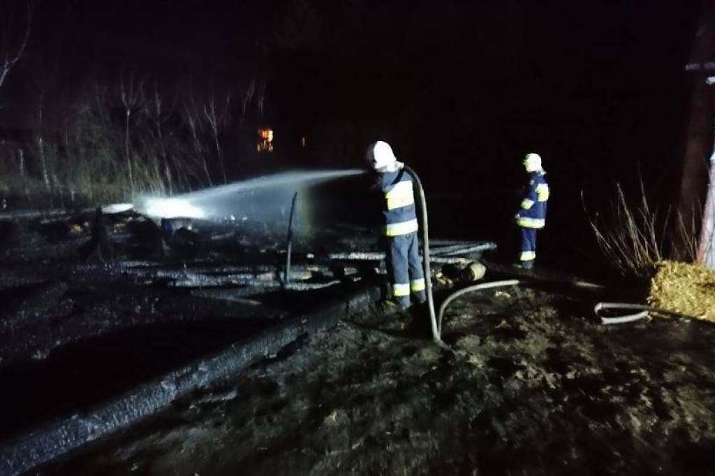 W Słubicach paliła się stodoła i budynek gospodarczy. Pomagali strażacy z Gąbina. [zdjęcia]