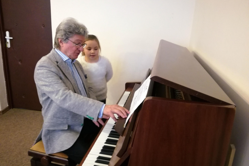 Młodzi pianiści z Gąbina ćwiczyli pod okiem mistrza.