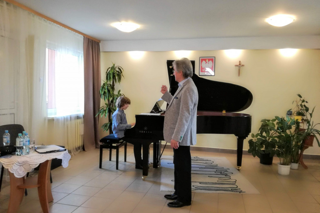 Młodzi pianiści z Gąbina ćwiczyli pod okiem mistrza.