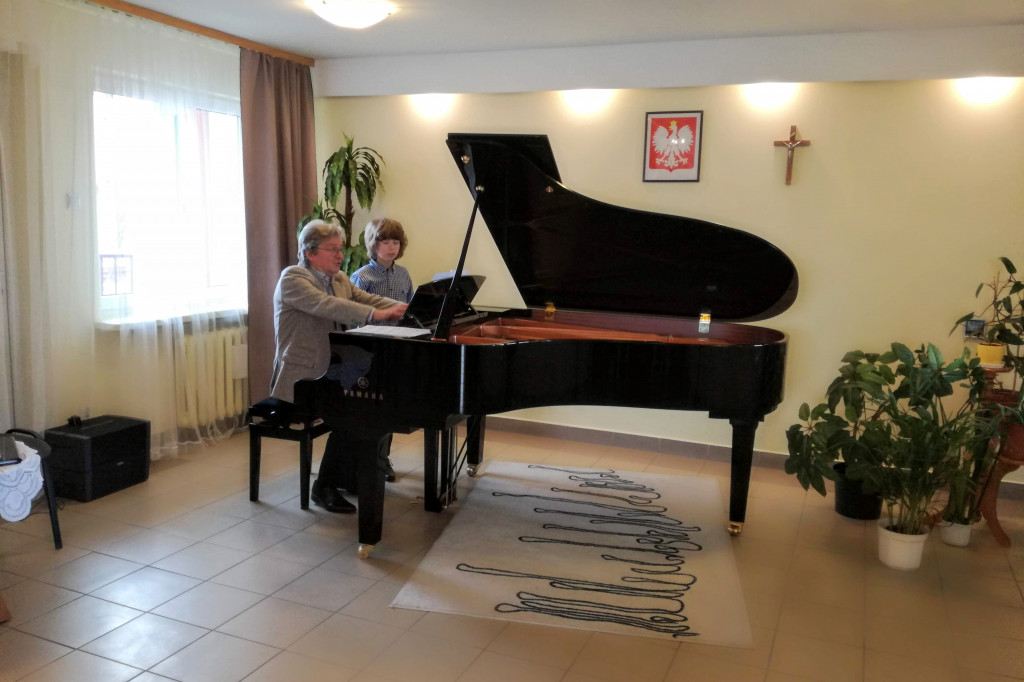 Młodzi pianiści z Gąbina ćwiczyli pod okiem mistrza.