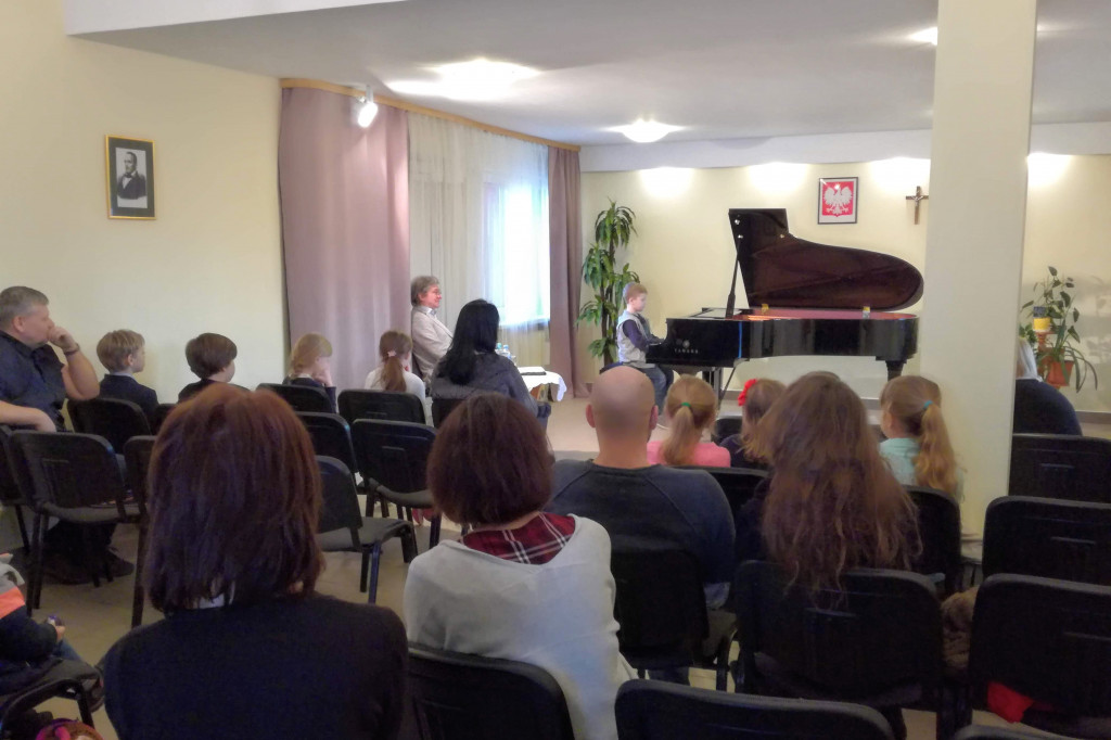 Młodzi pianiści z Gąbina ćwiczyli pod okiem mistrza.