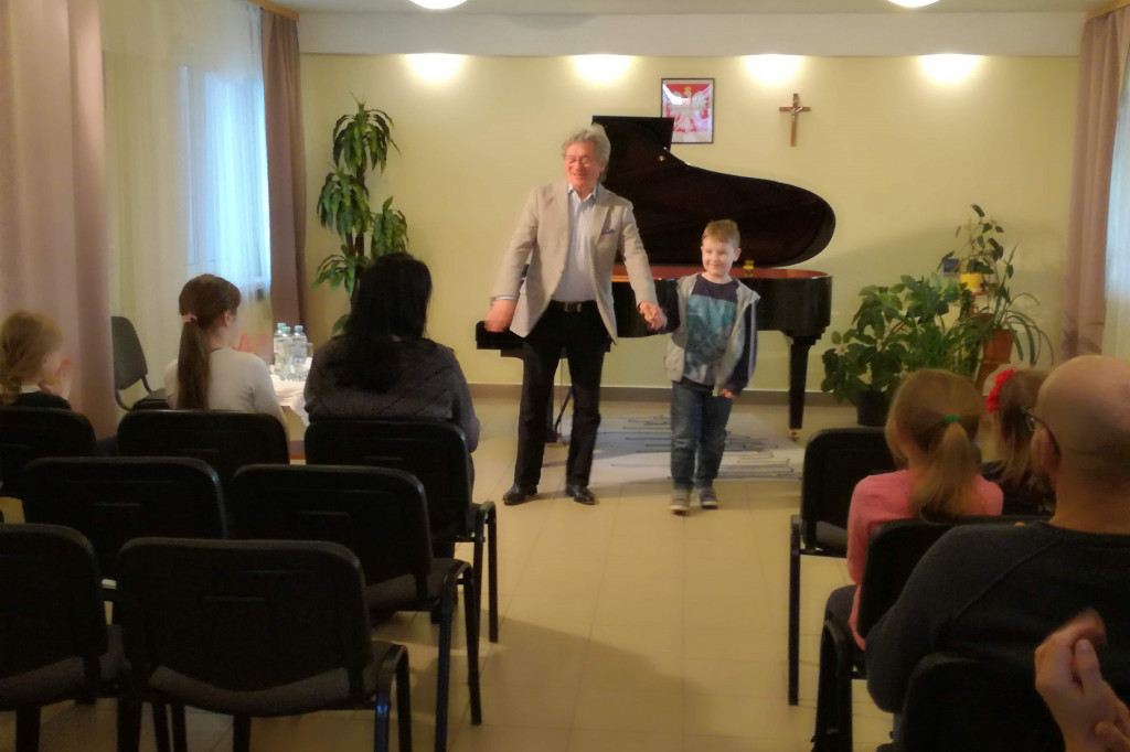 Młodzi pianiści z Gąbina ćwiczyli pod okiem mistrza.