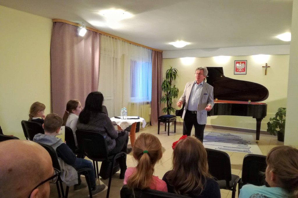 Młodzi pianiści z Gąbina ćwiczyli pod okiem mistrza.